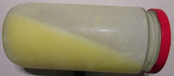 Milchflasche mit gelblicher Flüssigkeit