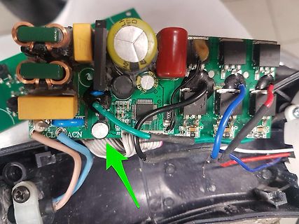 Nahaufnahme einer Leiterplatte mit elektronischen Bauteilen