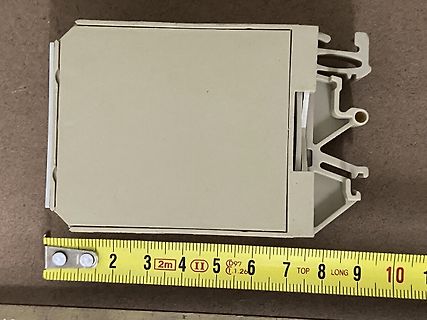 Beigefarbener Kunststoffrahmen mit Maßband