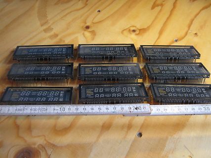 Sechs digitale LED-Anzeigen auf Holzbrett mit Maßband