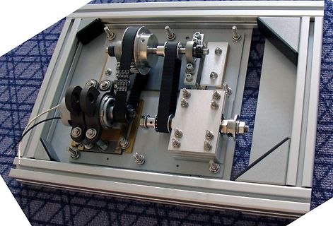 Mechanischer Aufbau mit Riemenantrieb und Motoren