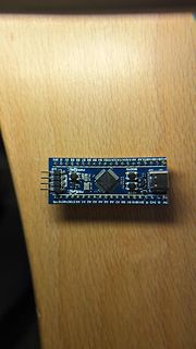 Mikrocontroller-Entwicklungsboard auf Holztisch