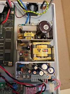 Innenansicht eines Netzteils mit Transformator und Kondensatoren