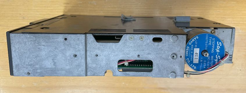 Geöffnetes Gerät mit Schrittmotor und Platine