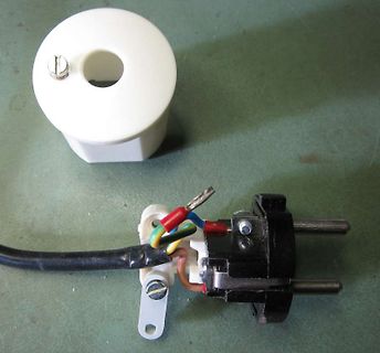 Netzstecker und weißes Kunststoffgehäuse