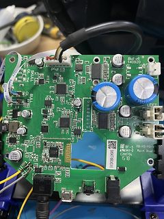 Foto einer grünen Leiterplatte mit elektronischen Bauteilen