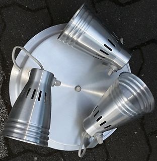 Drei silberne Metallgehäuse auf einer runden Basis