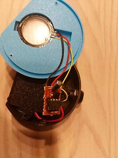 Geöffnetes Gehäuse mit Platine und Verkabelung