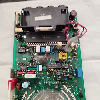 Bestückte grüne Leiterplatte mit elektronischen Bauteilen