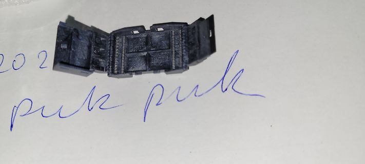 Schwarzer Steckverbinder mit handschriftlichem Text