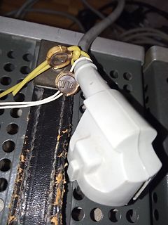 Stromstecker und Kabel an Metallgehäuse