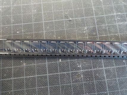 Reihe von SMD-Bauteilen auf einer Leiterplatte