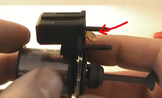 Elektronisches Bauteil mit rotem Pfeil