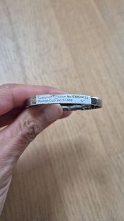 Beschriftung auf einem Metallring