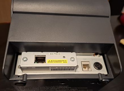 Rückseite eines elektronischen Geräts mit Anschlüssen