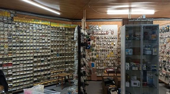 Werkstatt mit Bauteilregalen und Vitrine