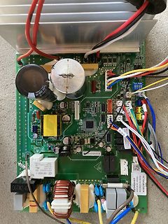 Bestückte Leiterplatte eines Netzteils mit vielen Bauteilen