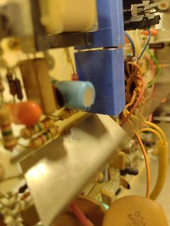 Nahaufnahme elektronischer Bauteile auf einer Leiterplatte
