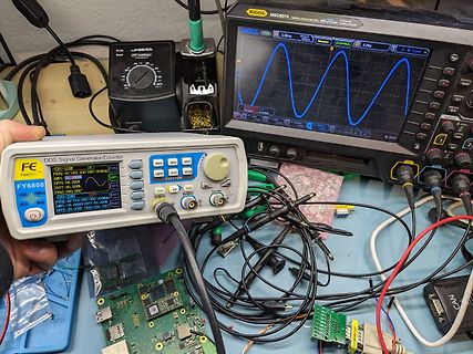 Messaufbau mit DDS-Signalgenerator, Oszilloskop und Leiterplatten