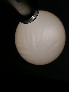 Nahaufnahme einer weißen Kugel oder eines Bauteils