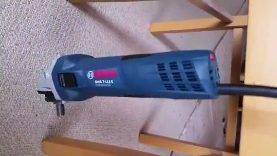 Bosch Winkelschleifer auf Teppich