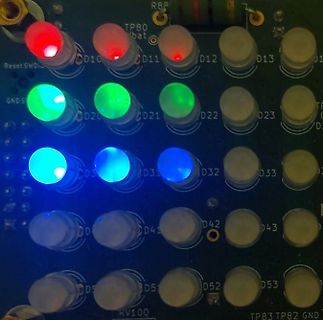 Leiterplatte mit leuchtenden LEDs