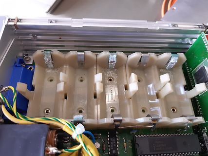 Innenansicht eines elektronischen Geräts mit Kunststoffhalterungen