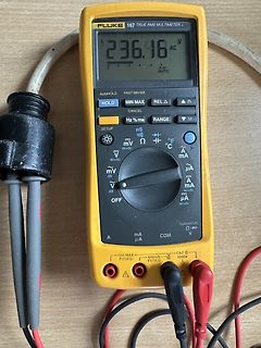Fluke 187 True RMS Multimeter mit Messwert