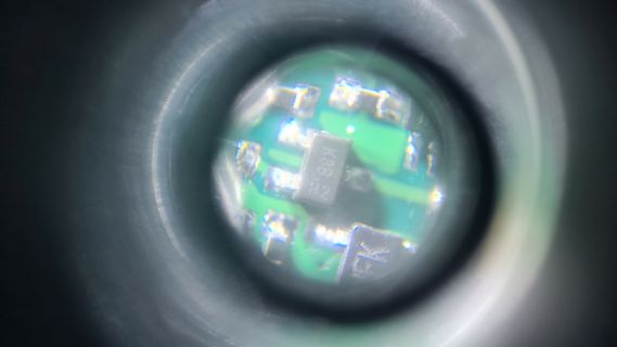 Mikroskopische Aufnahme einer Leiterplatte mit SMD-Bauteilen
