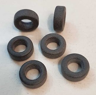 Sechs dunkle Ringe oder Ferritringe