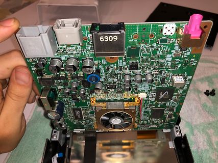 Leiterplatte eines elektronischen Geräts mit Lüfter und Anschlüssen