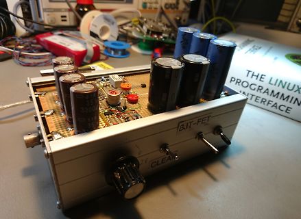 Selbstbau-Netzteil mit Elektrolytkondensatoren und Gehäuse