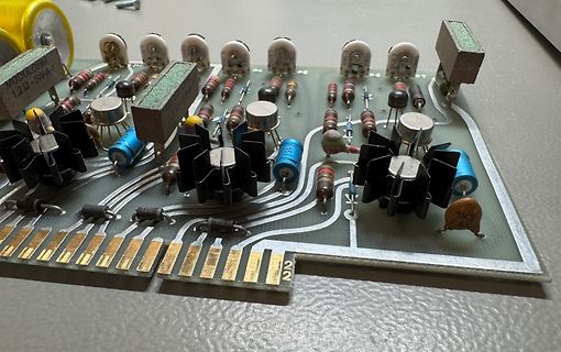 Detailaufnahme einer geätzten Leiterplatte mit elektronischen Bauteilen