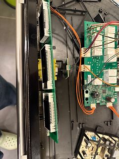 Innenansicht einer Elektroniksteuerung mit Leiterplatten und Verkabelung