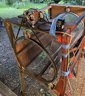 Selbstgebauter Trommeltrockner mit Elektromotor und Netzteil