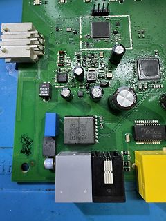 Nahaufnahme einer grünen Leiterplatte mit elektronischen Bauteilen