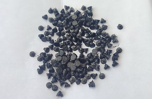 Haufen kleiner schwarzer Bauteile