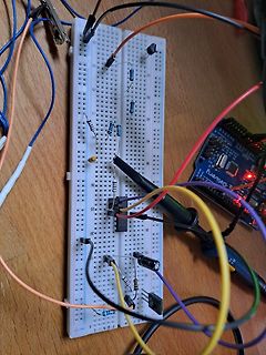 Aufbau auf Breadboard mit Mikrocontroller und Bauteilen