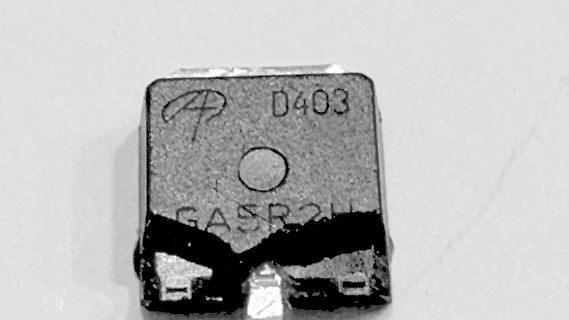 Elektronikbauteil mit Typenbezeichnung