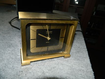 Goldfarbene Tischuhr