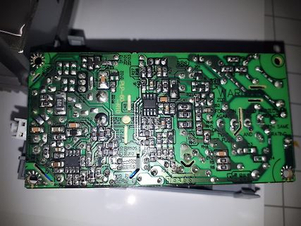 Foto einer Leiterplatte mit elektronischen Bauteilen