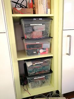 Aufbewahrungsboxen mit Elektronikkomponenten in einem Schrank