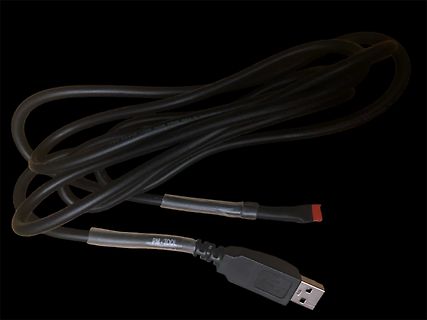 USB-Kabel mit rotem Stecker