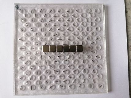 Magnetische Bauteile auf einer strukturierten Kunststoffplatte