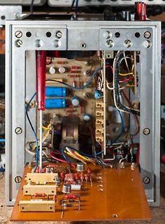Innenansicht eines geöffneten elektronischen Geräts mit Leiterplatten