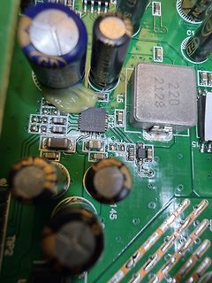 Nahaufnahme einer Leiterplatte mit Elektrolytkondensatoren und SMD-Bauteilen
