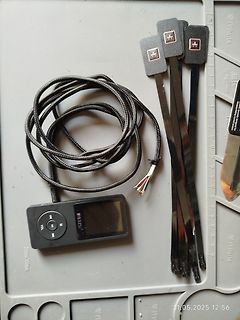 Elektronikkomponenten und ein MP3-Player auf Unterlage