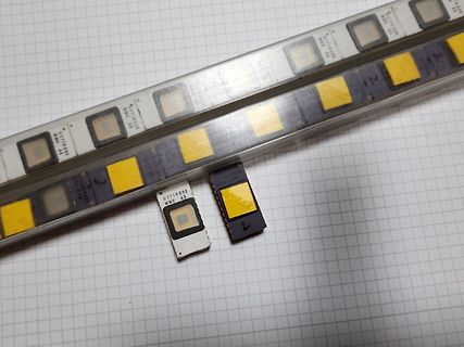 In einer Gitterverpackung liegende integrierte Schaltkreise