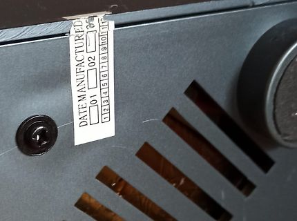 Aufkleber mit Herstellungsdatum auf Gehäuse
