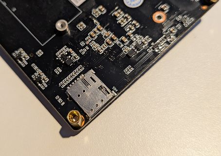 Nahaufnahme einer Leiterplatte mit SIM-Kartenslot